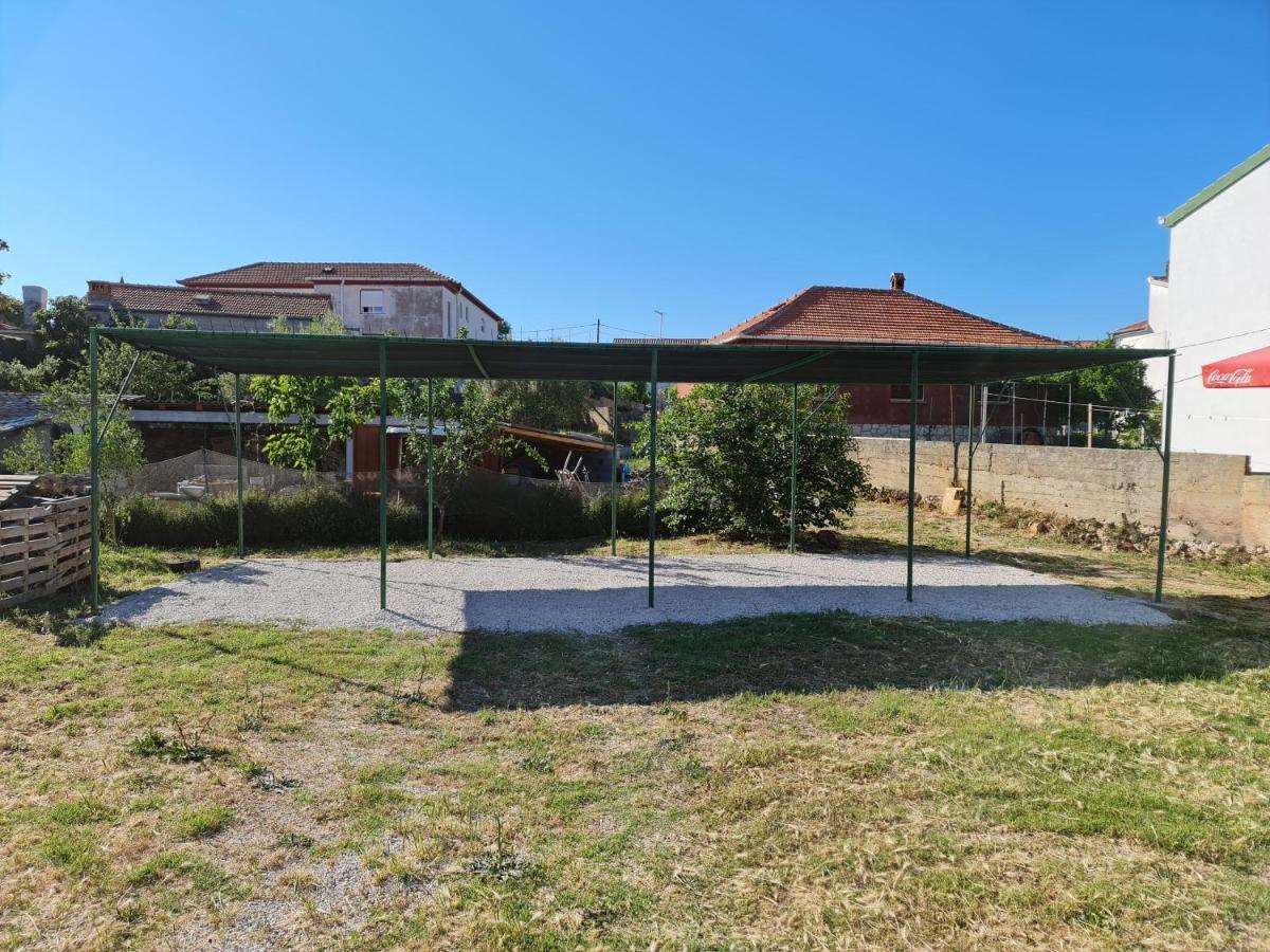 Apartmani Lenka Ugljan Esterno foto