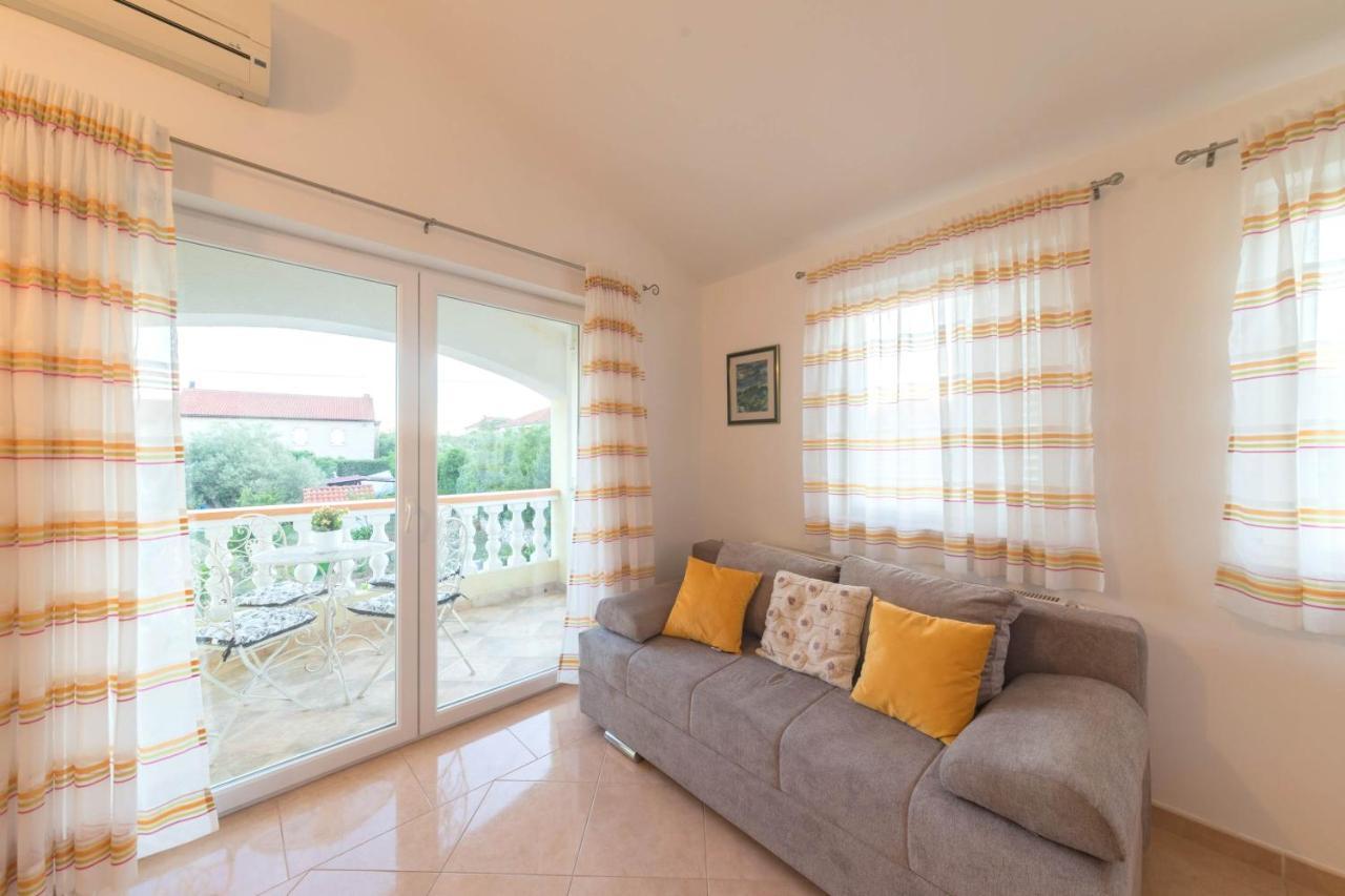 Apartmani Lenka Ugljan Esterno foto