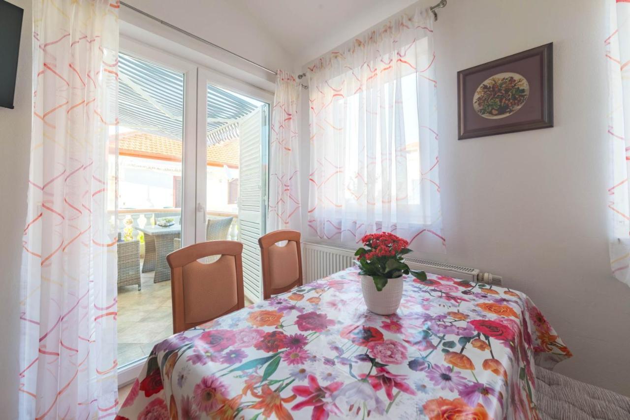 Apartmani Lenka Ugljan Esterno foto