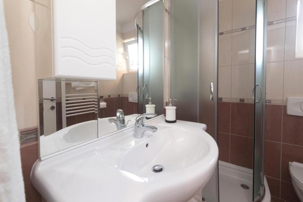Apartmani Lenka Ugljan Esterno foto