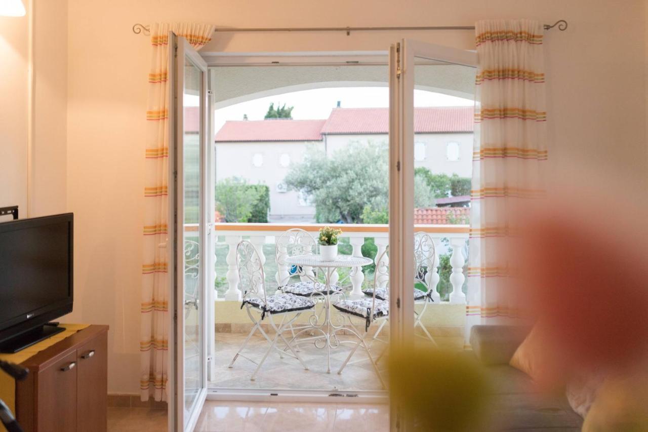 Apartmani Lenka Ugljan Esterno foto