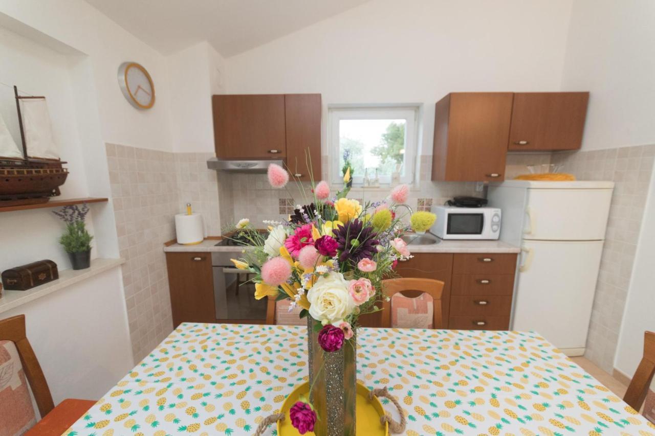Apartmani Lenka Ugljan Esterno foto