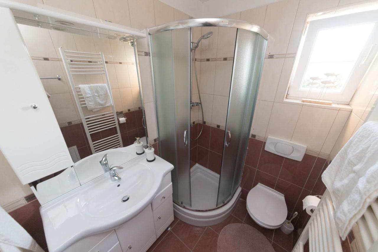 Apartmani Lenka Ugljan Esterno foto